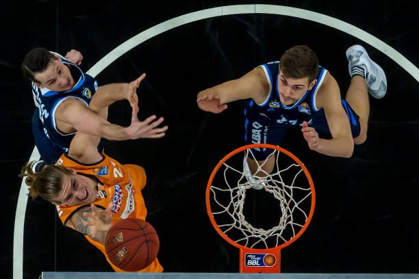 尴尬！WTT印度球场天降鸟屎，张本智和一脸嫌弃，日本教练笑出声.