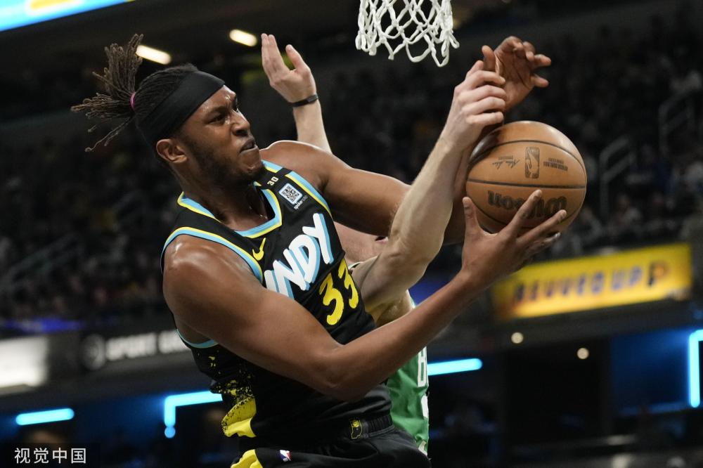 羽毛球世锦赛｜连救赛点玩心跳，石宇奇逆转“黑马”赖浩俊挺进男单决赛