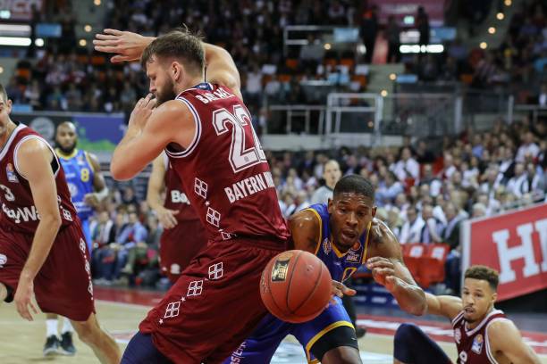 文班亚马自投自扣 帮助马刺三杀雷霆（文班亚马自抛自扣 助马刺三度击败雷霆）